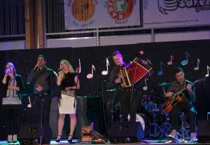 DOBRODELNI KONCERT ŽELJAM NAPROTI  OŠ RAKEK 43 FOTO LJUBO VUKELIČ